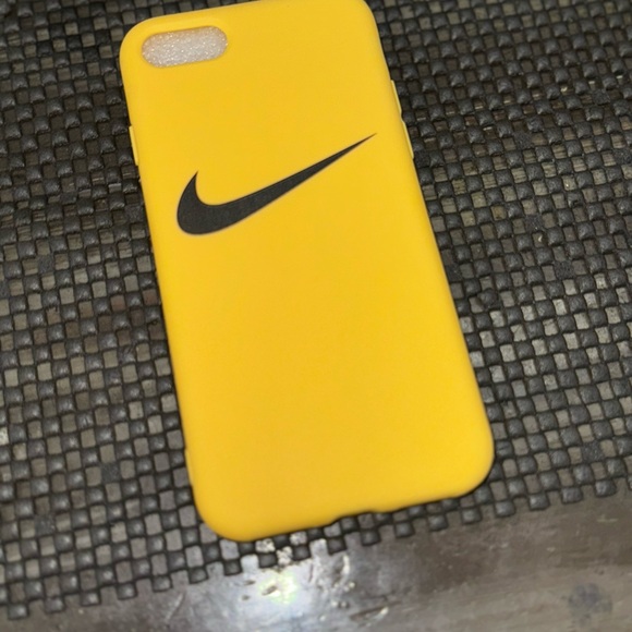 iPhone SE Case Yellow ⭐️⭐️⭐️⭐️⭐️ - Picture 7 of 7